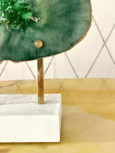 Cargar imagen en el visor de la galería, AGATREE green Forest  con base cemento y latón